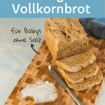 Brot mit Süßkartoffel, aufgeschnitten auf einem Holzbrett