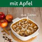 Apfel-Grieß-Auflauf ohne Zucker in einer weißen Auflaufform, daneben liegen Rosinen, Äfpeln und Zimstangen als Dekoration