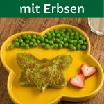 Erbsen-Pfannkuchen für Babys und Kinder auf gelbem Teller mit Erdbeeren und frischen Erbsen