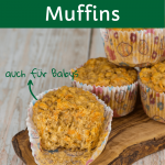 Saftige und gesunde Karotten-Muffins auf einem Holzbrett