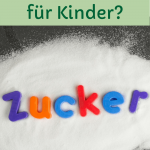 Wie viel Zucker dürfen Kinder? Ein Haufen Zucker in den das Wort Zucker geschrieben ist.