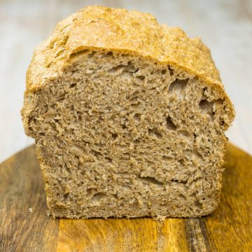 Vollkornbrot ohne Kneten, aufgeschnitten auf einem Holzbrett