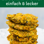 Zucchini-Puffer mit Süßkartoffel, gestapelt, auf einem weißen Teller, einfaches Familienrezept