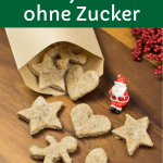 Babykekse ohne Zucker zum Ausstechen, auf einem Holzbrett mit Weihnachts-Dekoration