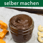 Schokocreme selber machen mit gesunden Zutaten, ein Glas mit cremigem Schokoaufstrich, daneben die Zutaten Süßkartoffel, Kakao und Cashew