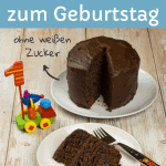 Ein Stück gesunde Schokotorte auf einem Teller, mit dem Schokokuchem im Hintergrund, Babytorte zum 1. Geburtstag