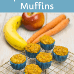 Saftige Muffins für Babys BLW, mit Apfel, Banane und Möhre, ohne Zucker, auf einem Kuchenrost