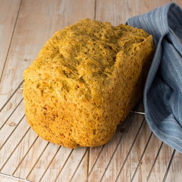 Brot frisch aus dem Brotbackautomaten, auf einem Kuchenrost