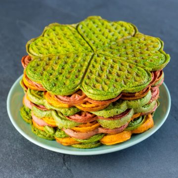 grüne, pinke und orange Waffeln gestapelt auf einem Teller