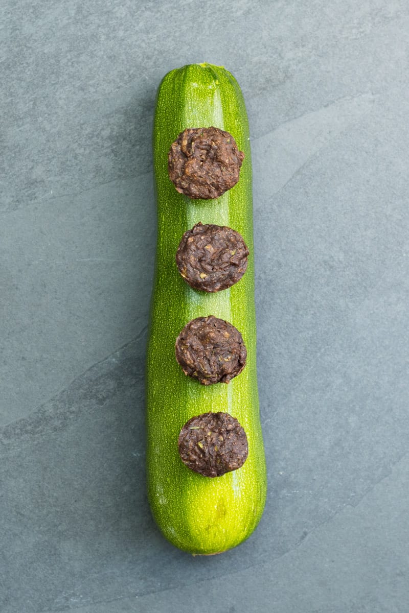 Zucchini-Brownie-Muffins auf einer Zucchini