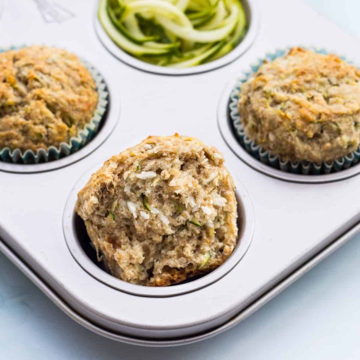 Nahaufnahmen von einem halben Zucchini-Muffin in einer Muffinform