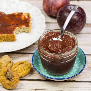 Marmelade aus Pflaumen und Feigen, in einem Glas