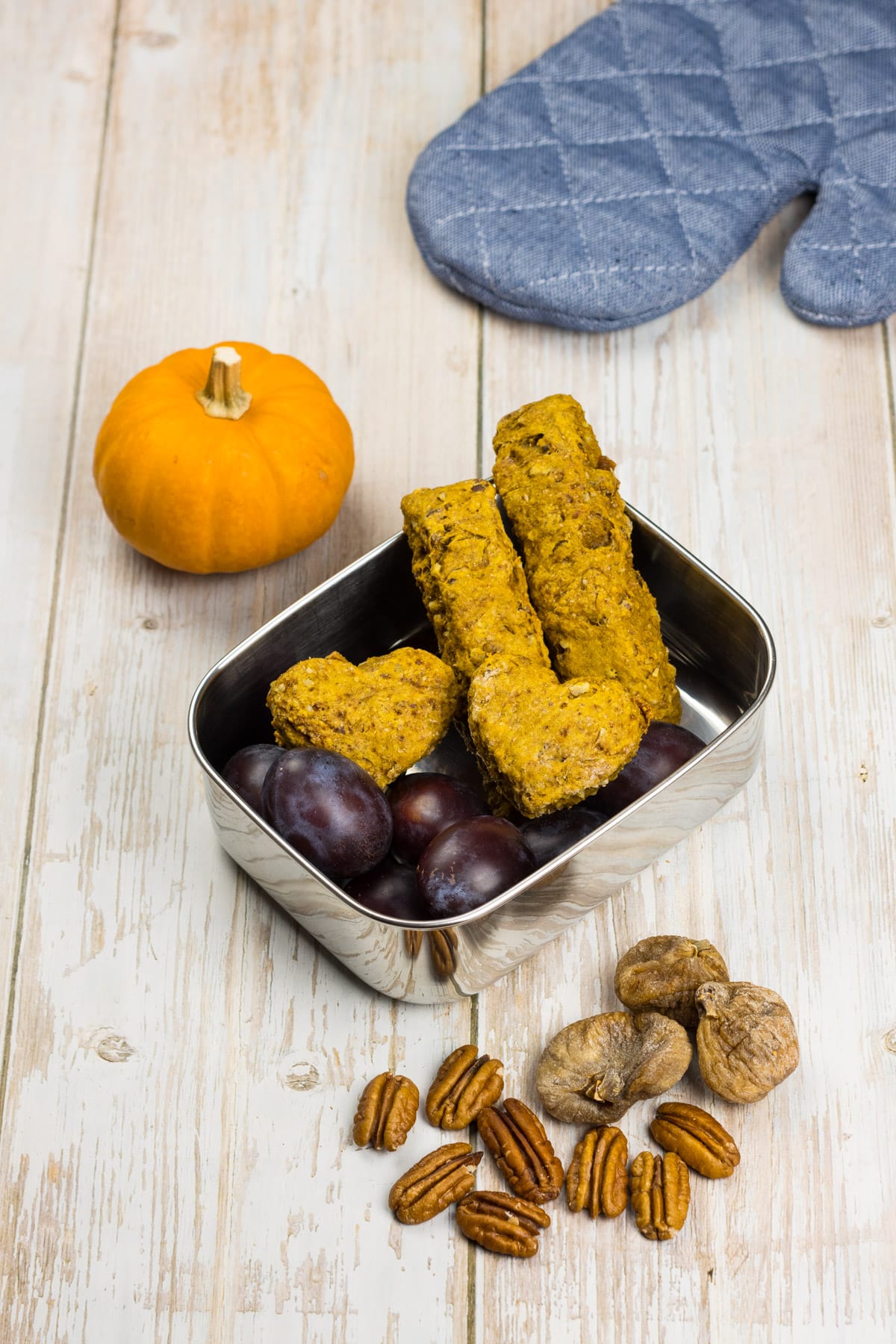 Vegane Scones in einer Brotdose, mit Zwetchen