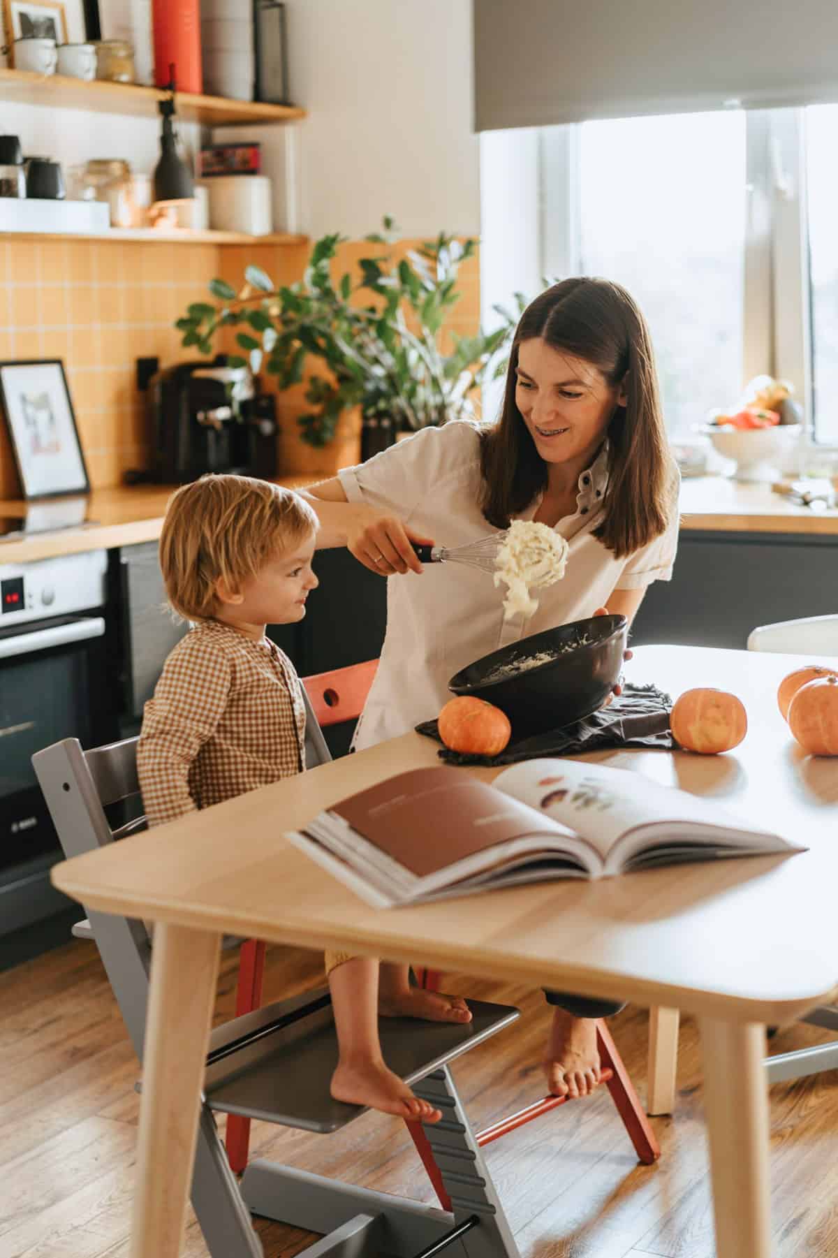 Mutter und Kind die zusammen einen Kuchen backen