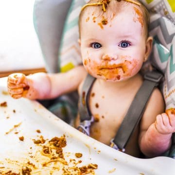 Baby isst Nudeln selber, breifrei nach BLW