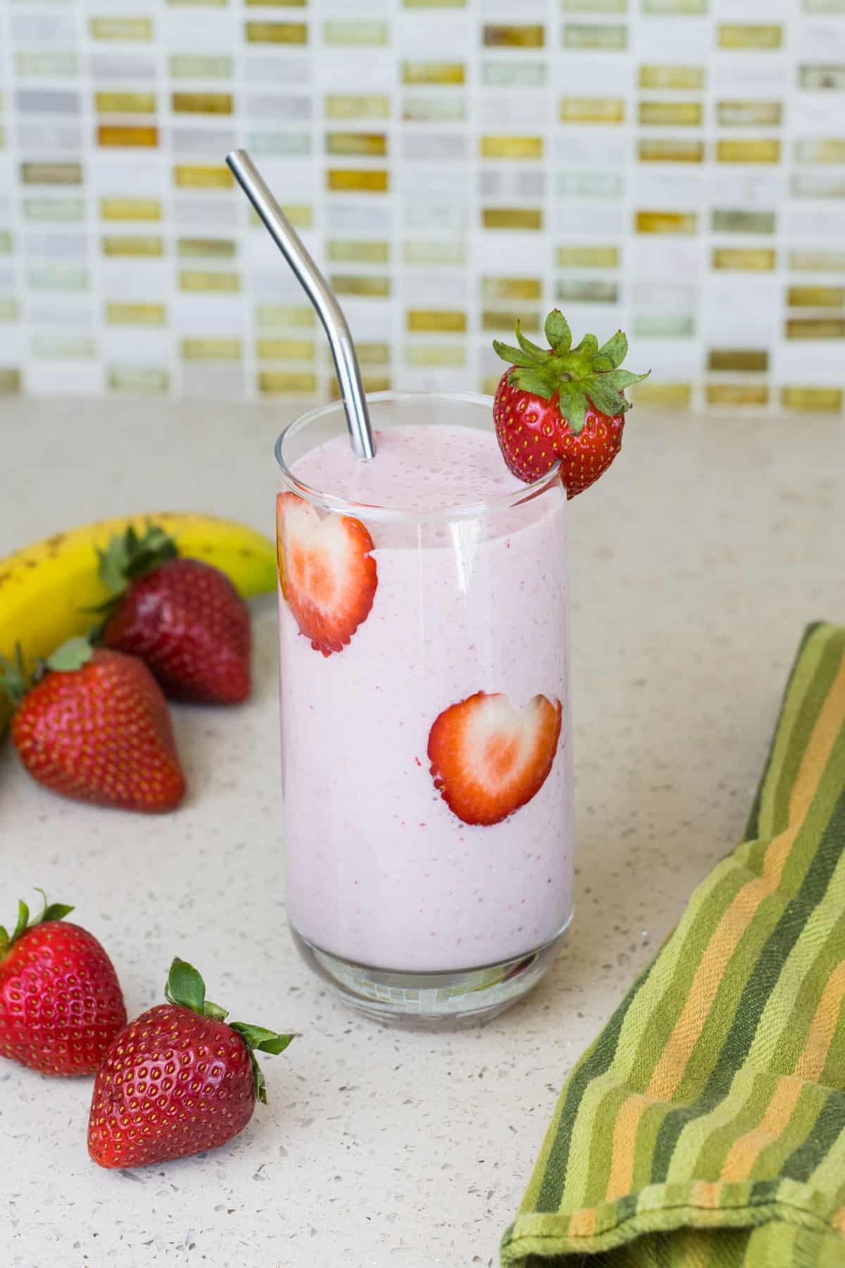 Ein Smoothie aus Erdbeeren, Banane und Haferflocken, in einem Glas