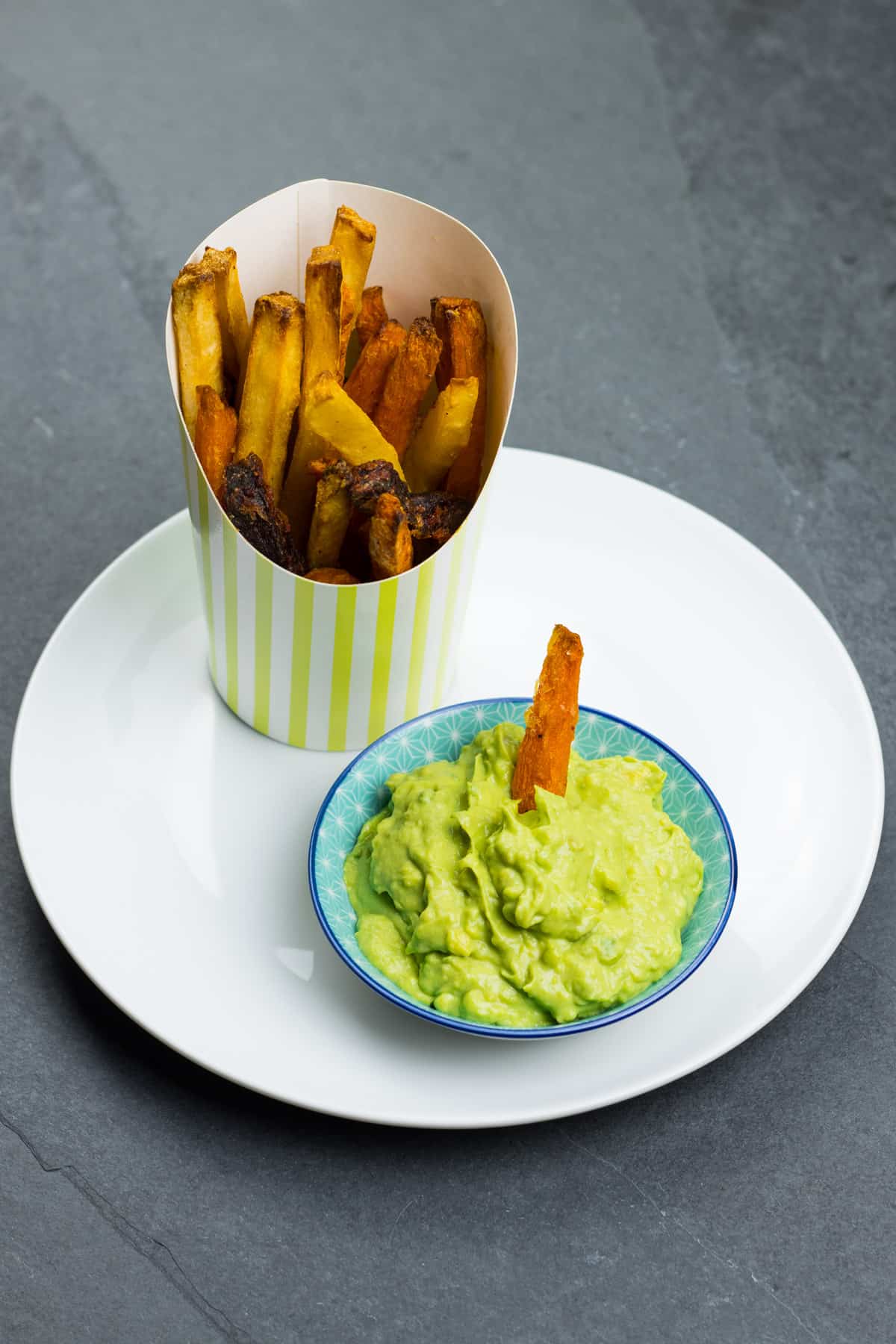 Gemüsepommes mit Avocado-Dip für Kinder, auf einem Teller