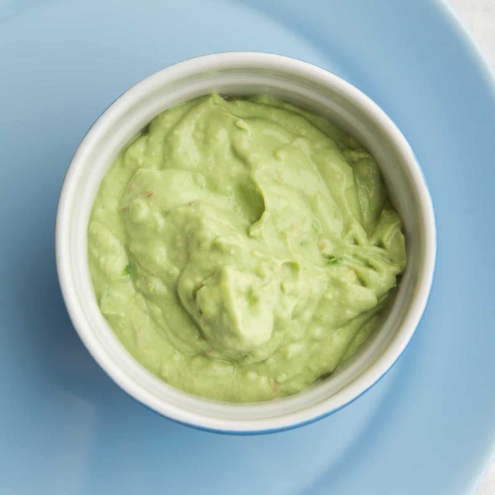 Schneller Avocado-Dip für Kinder, in einer Schale