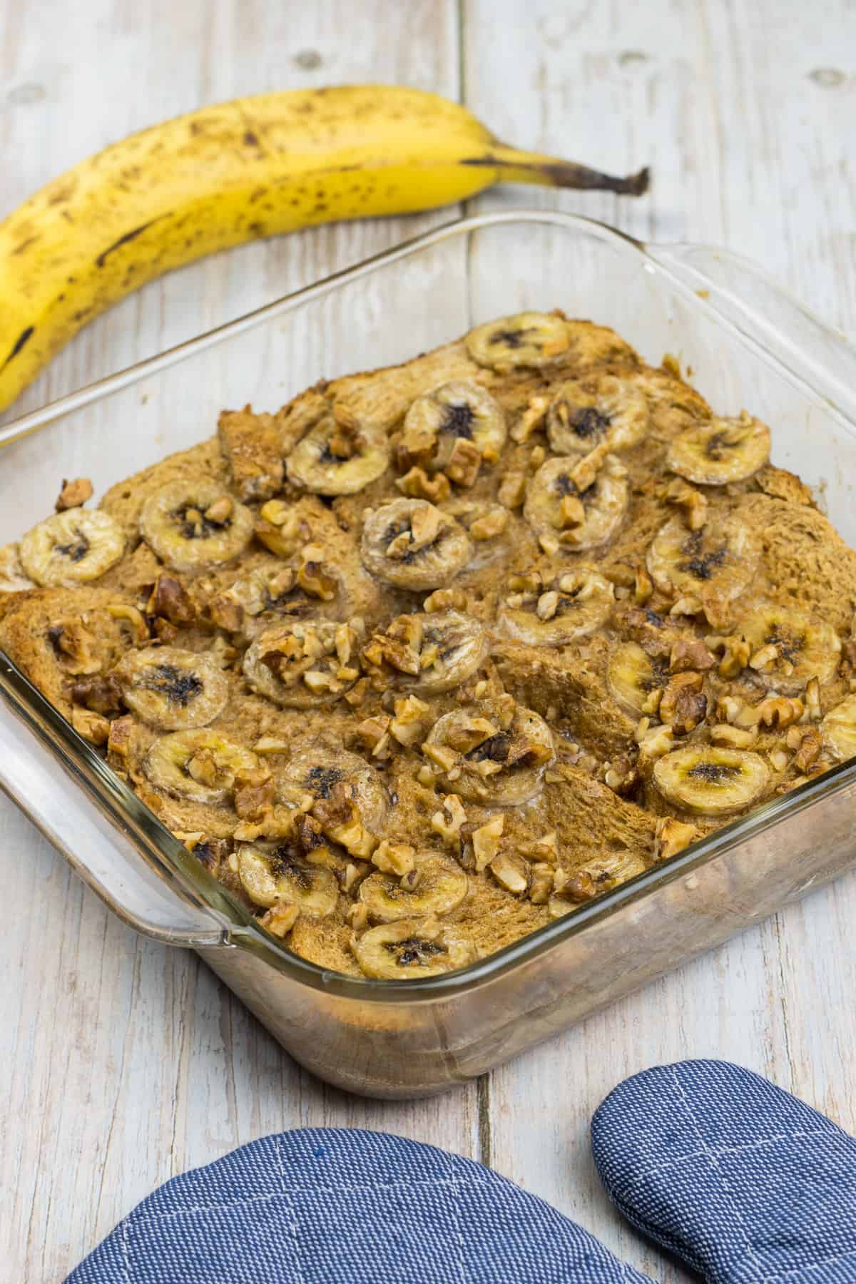 Brotauflauf mit Banane frisch aus dem Ofen, in einer Auflaufform als Frühstück für die Familie