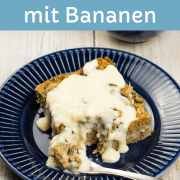 Brotauflauf mit Banane, auf einem Teller, mit Vanillesoße übergossen