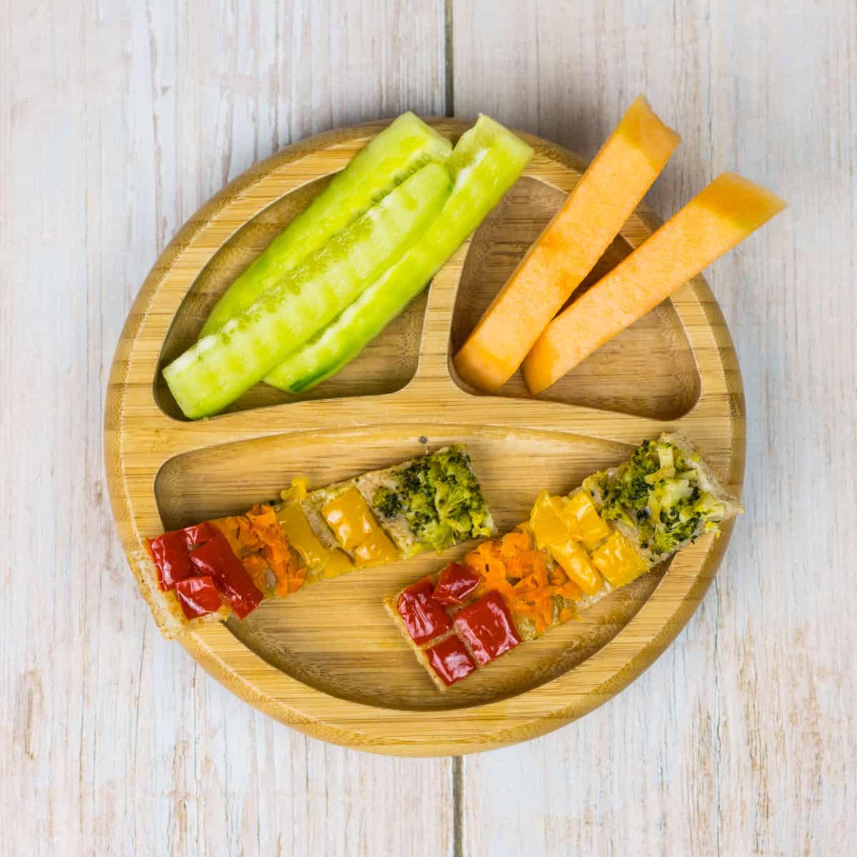 Focaccia mit Gemüse für Babys, dazu Gurke und Melone