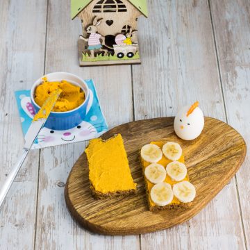 Selbstgemachter Brotaufstrich aus Karotten und Cashewkernen, auf Brot, mit Banane belegt