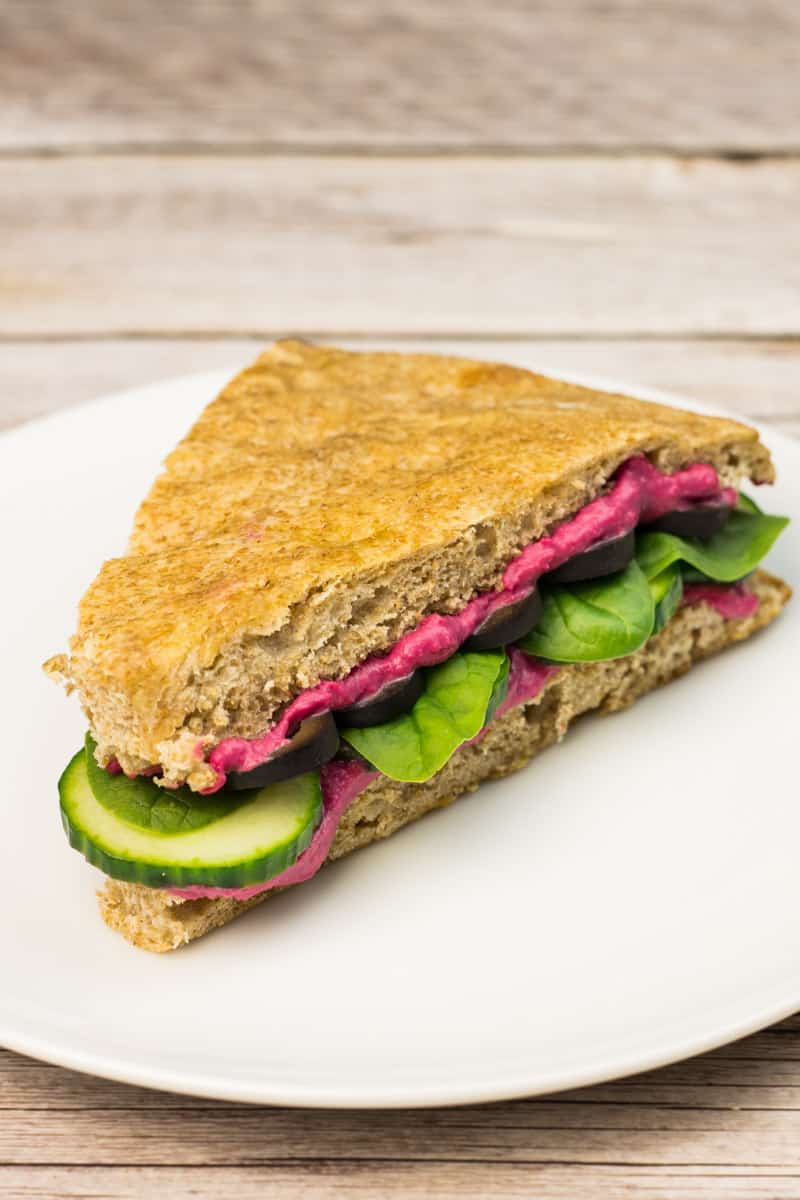 Veganes Sandwich mit Rote Beete Hummus