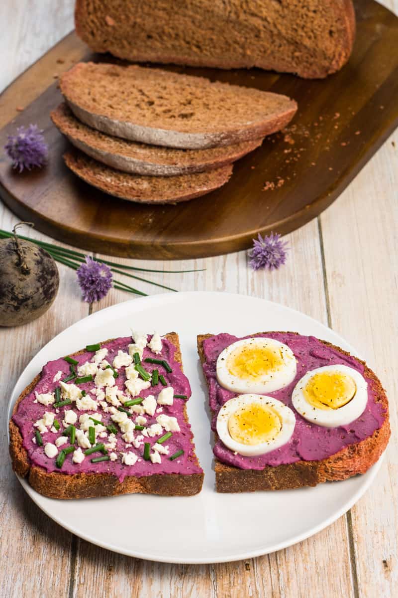 Rote Beete Hummus auf Brot, mit Feta Käse und Ei