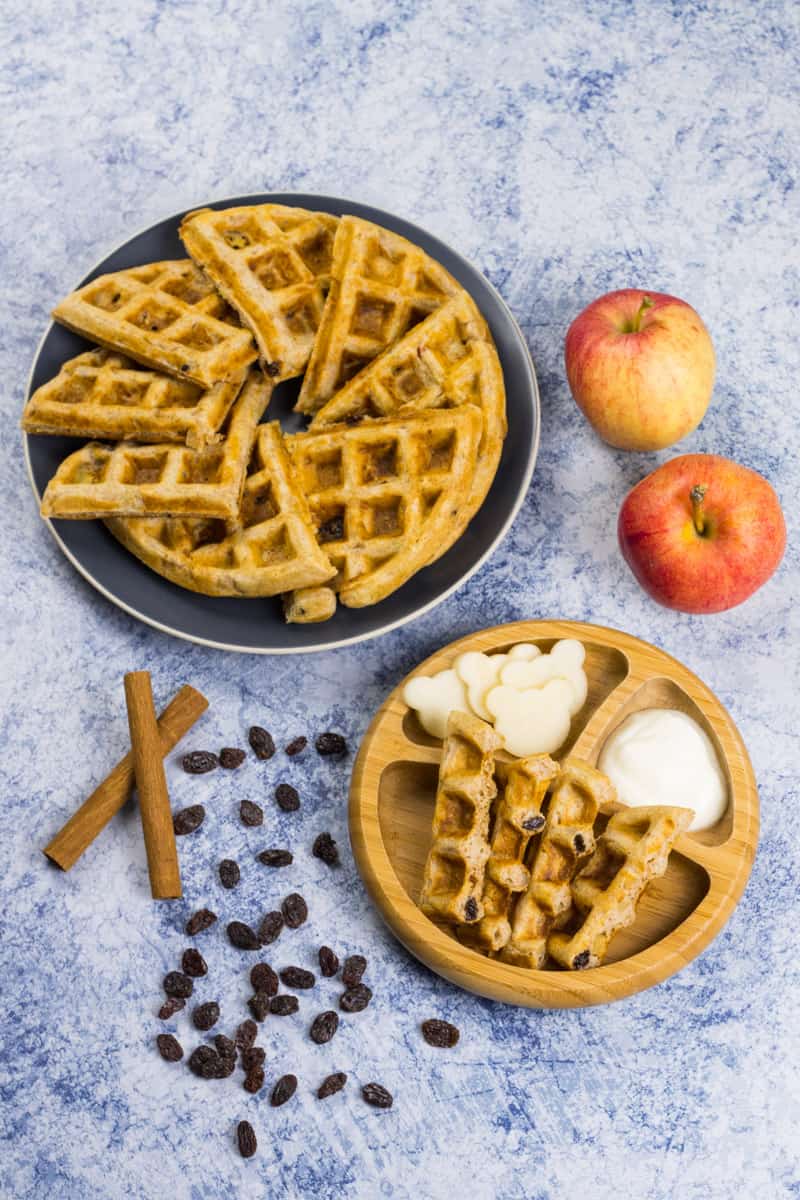 Waffeln mit Apfel, auf einem Babyteller und gestapelt auf einem größeren Teller, Familienrezept ohne Zucker