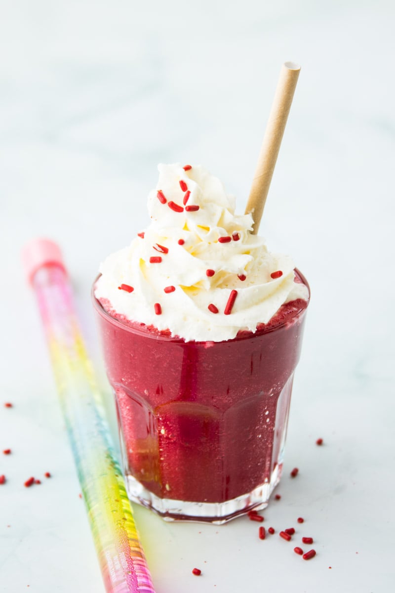 Einhorn-Smoothie, roter Smoothie mit Schlagsahne, für Kindergeburtstag oder Prinzessinen