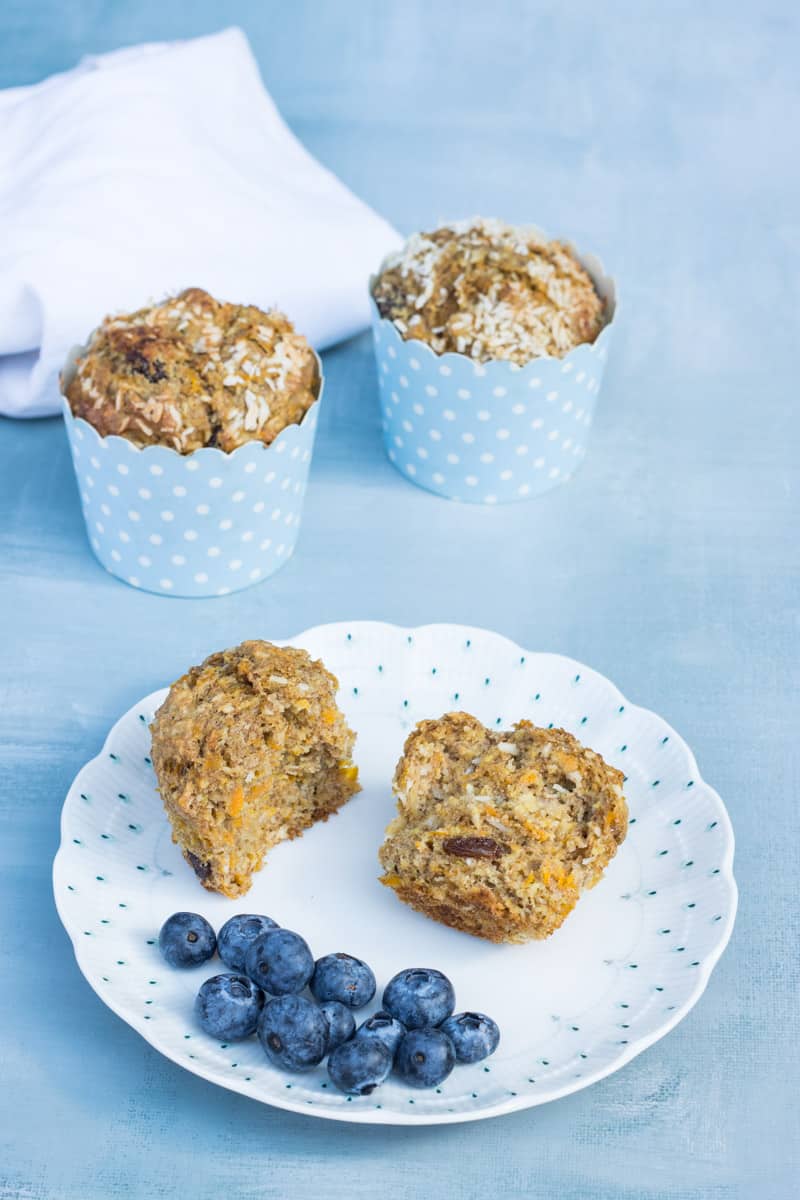 Ein gesunder Muffin zum Frühstück, ohne Zucker, in zwei Hälften gebrochen auf einem Teller