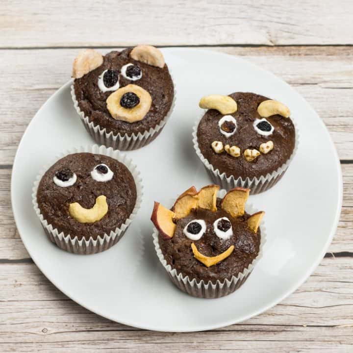 Schokoladen-Muffins mit Nüssen und Trockenobst verziert als Monster-Muffins