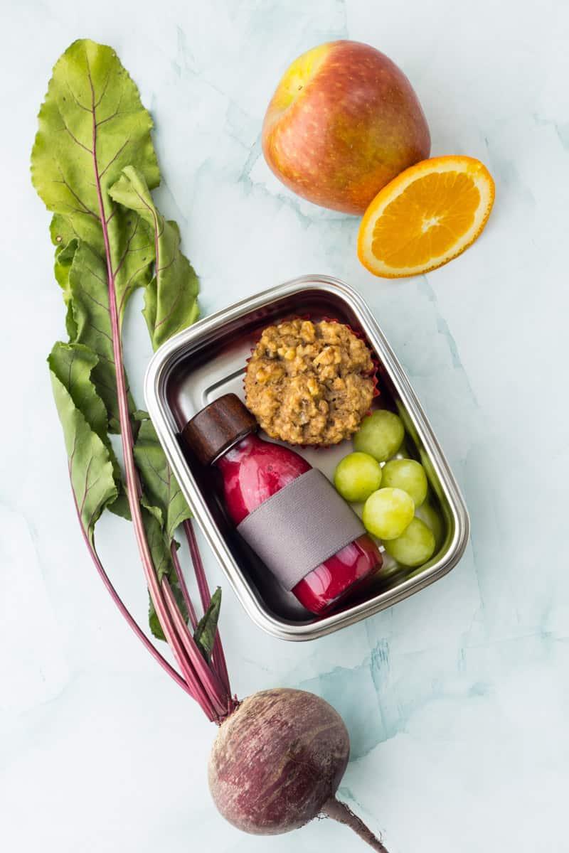 Rote Bete Smoothie in einer Smoothie Flasche für die Brotdose, mit einem Muffins und Weintrauben