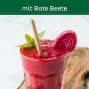 Smoothie mit Rote Beete, in einem Glas mit Strohhalm, schnell gemacht, gesund und lecker