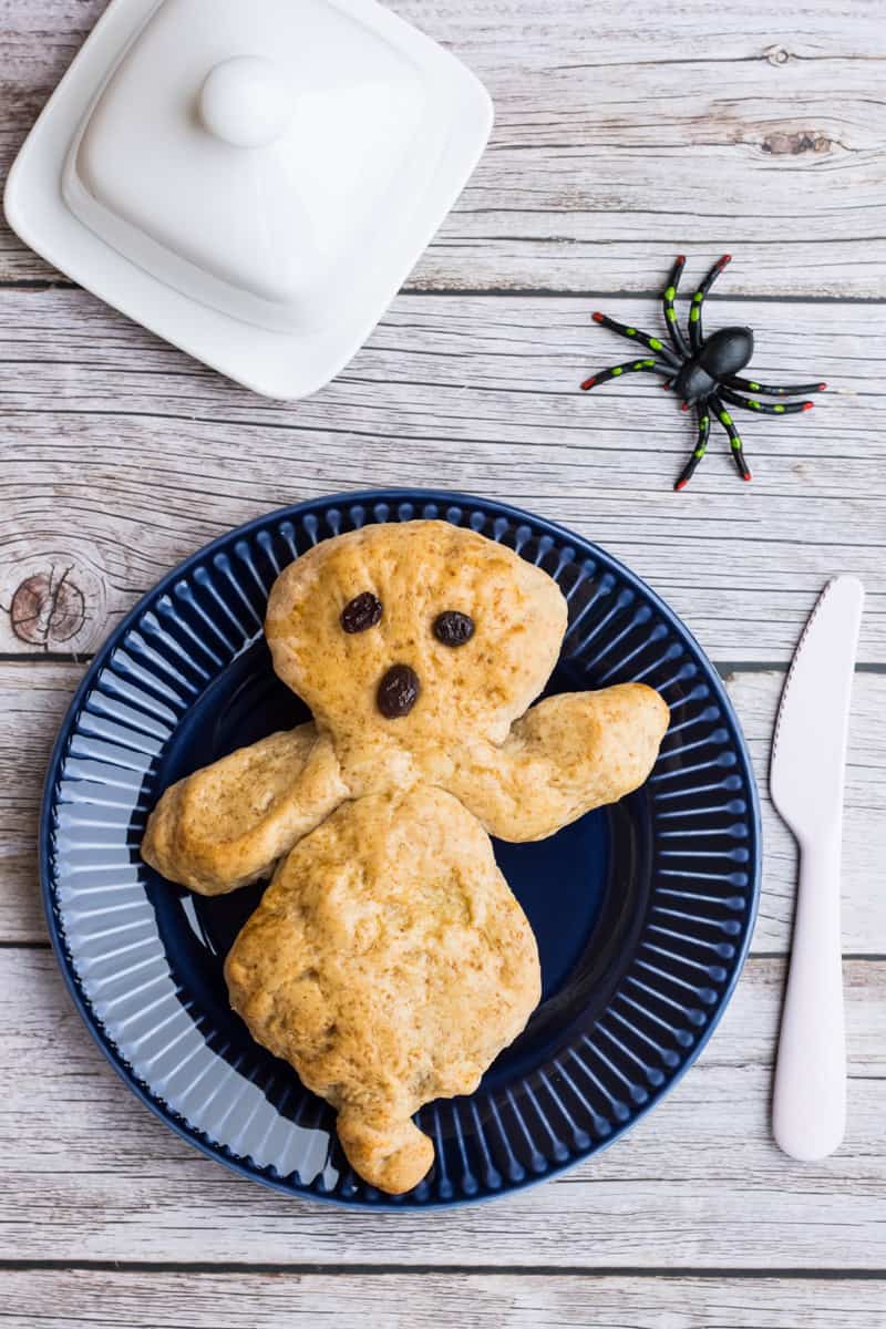 Geist aus Milchbrötchenteig auf einem Teller, für ein Halloweenfrühstück