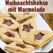 Plätzchen mit Marmelade gefüllt, auf einem Teller, einfach und gesund