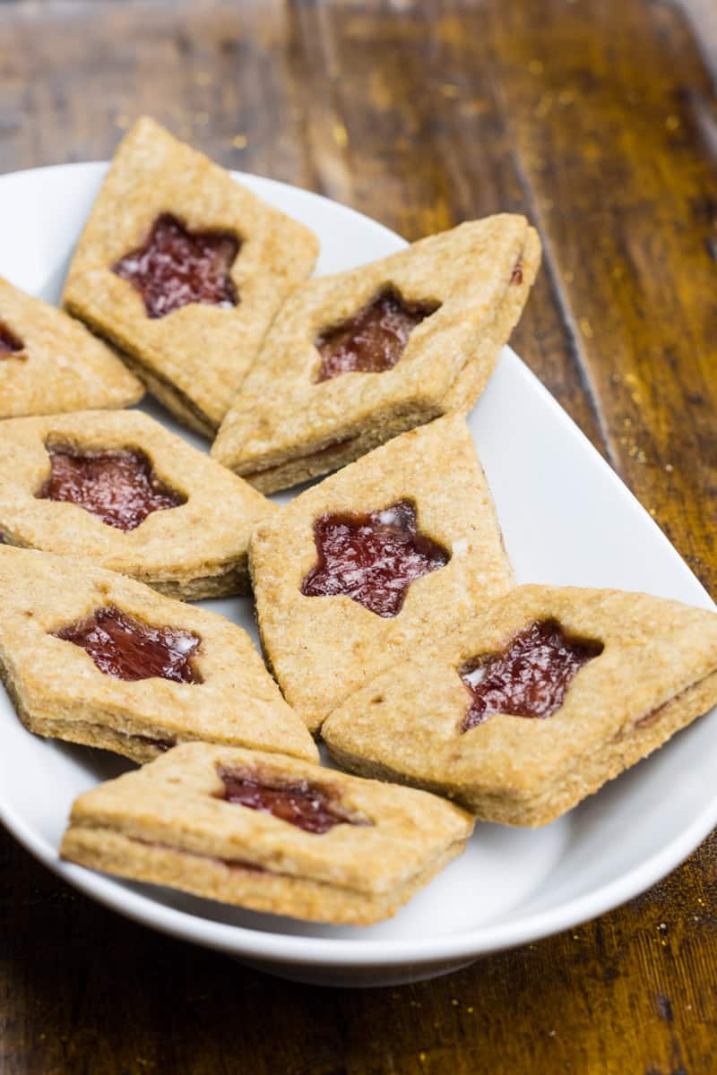 Gesunde Marmeladenkekse wie Linzer Plätzchen, auf einem weißen Teller