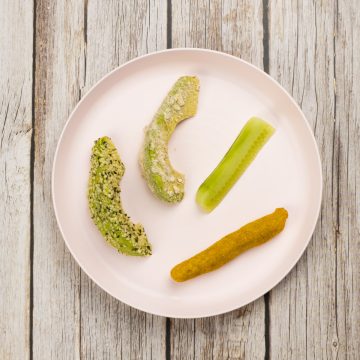 Fingerfood für Babys auf einem Babyteller, für eine breifreie Beikosteinführung nach Baby Led Weaning BLW