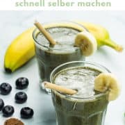 Veganer Bananen Shake mit Blaubeeren, Spinat, Kakao und Banane, im Glas, reich an Magnesium