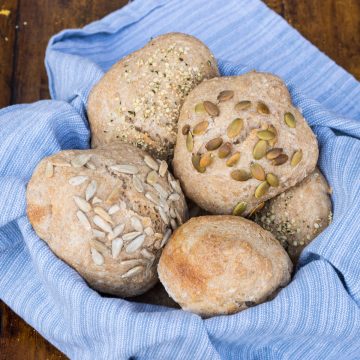 Einfache Dinkelbrötchen über Nacht, in einem Brotkorb, Vollkornbrötchen für Babys