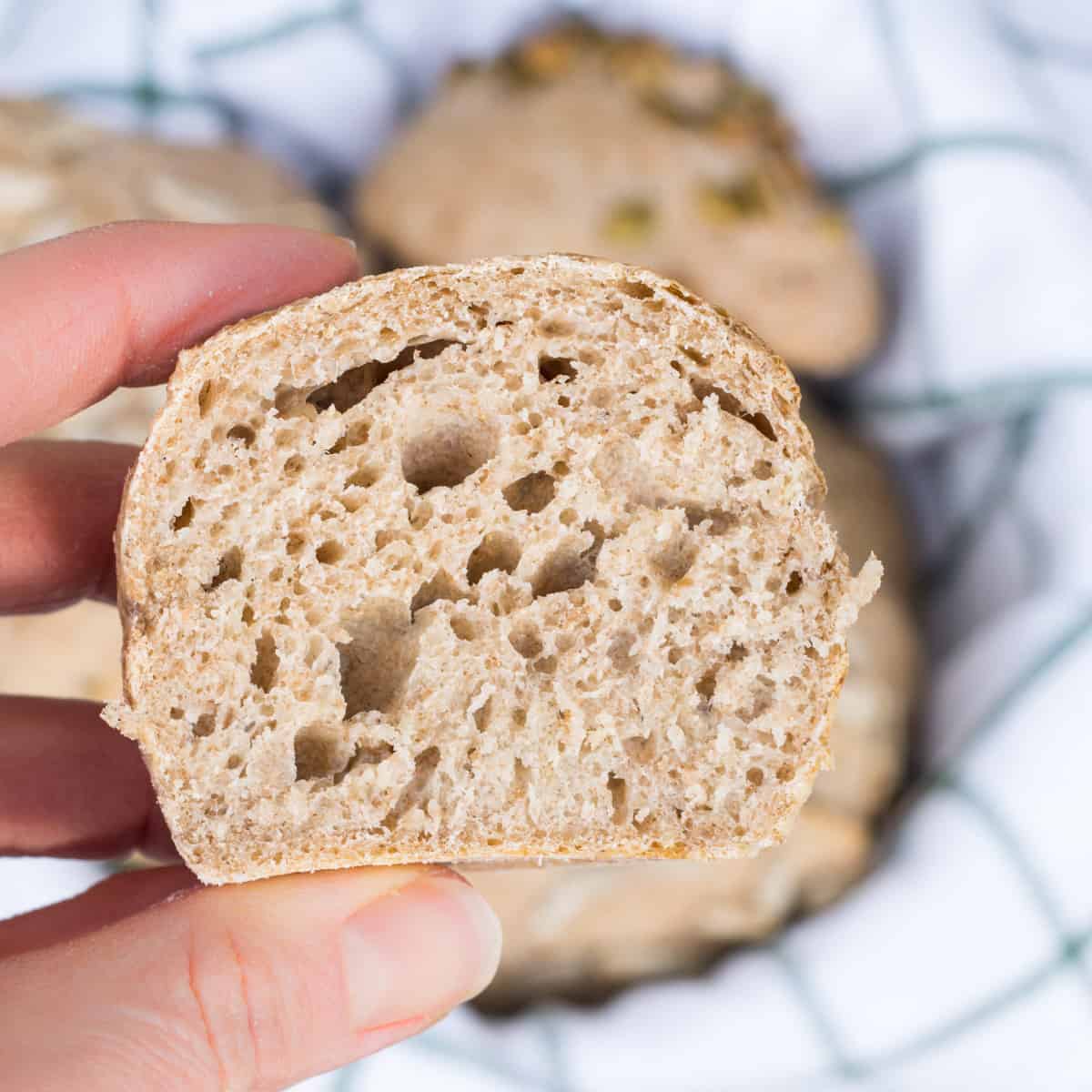 Nachaufnahme vom Dinkelbrötchen über Nacht, aufgeschnitten, um zu zeigen, wie locker und fluffig die Vollkornbrötchen sind