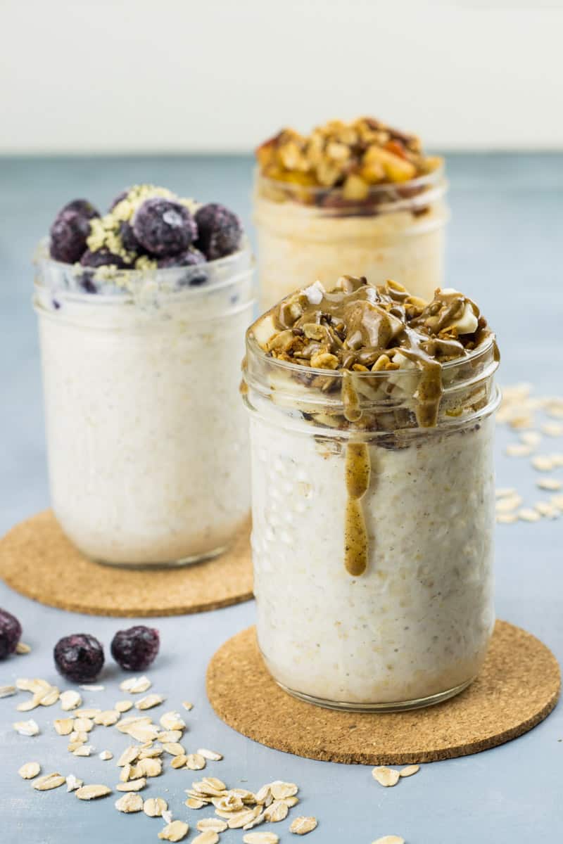 Drei Gläser mit Overnicht Oats im Glas, mit verschiedenen Toppings