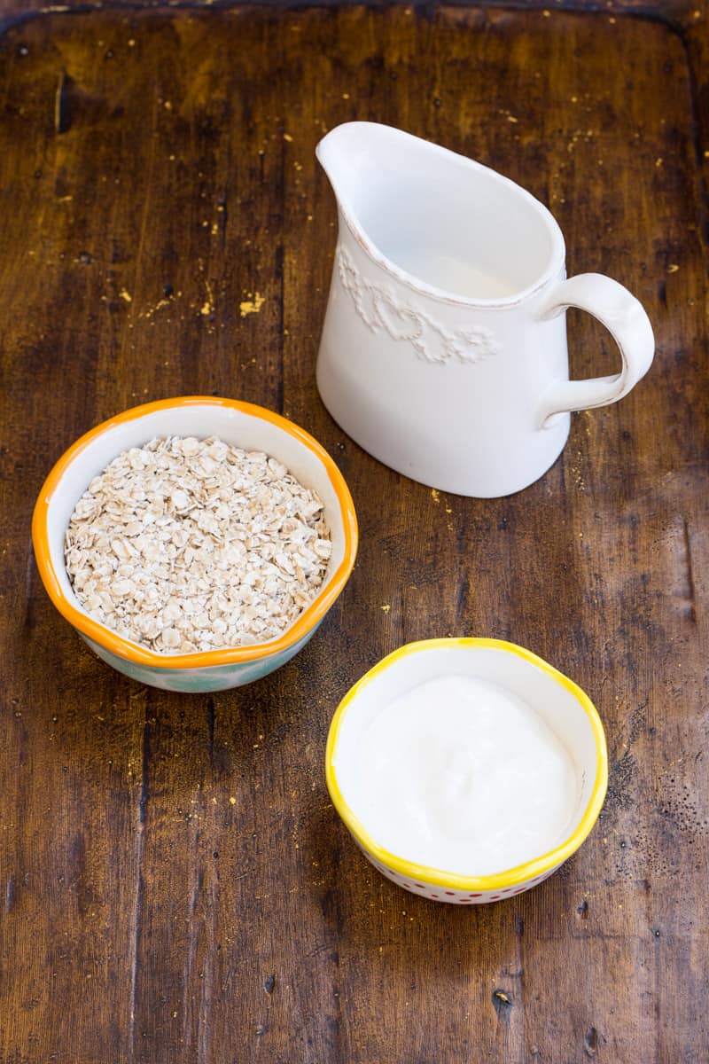 Zutaten für das Grundrezept für Overnight Oats mit Joghurt, Haferflocken, Milch und Joghurt