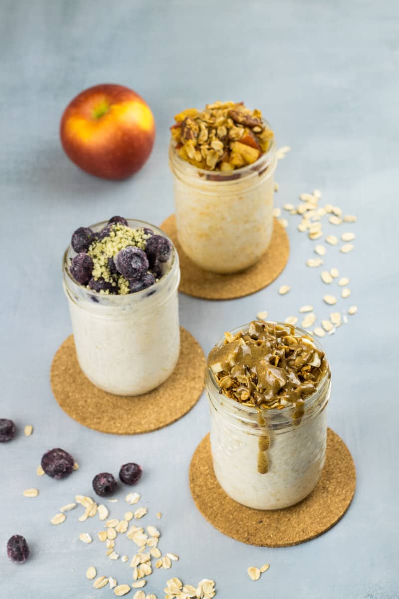 Drei Gläser Overnight Oats mit Joghurt im Glas, mit verschiedenen Toppings, einfaches Grundrezept