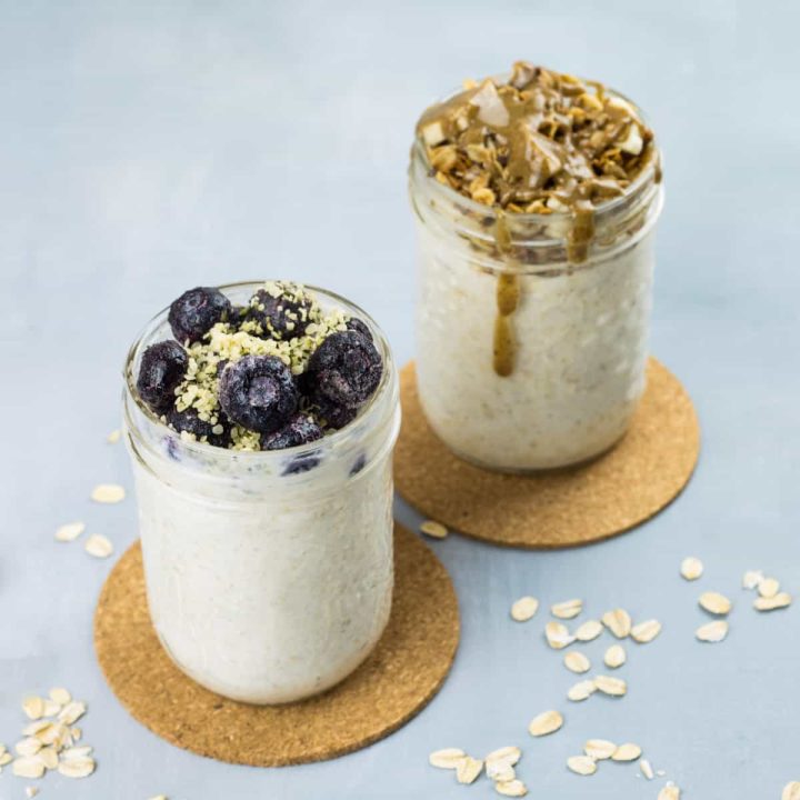 Zwei Gläser mit Haferflocken über Nacht, mit verschiedenen Toppings, im Glas