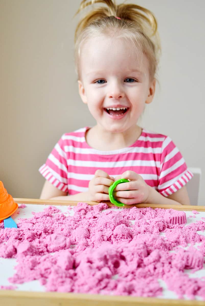 Kleinkind spielt mit Kinetic Sand