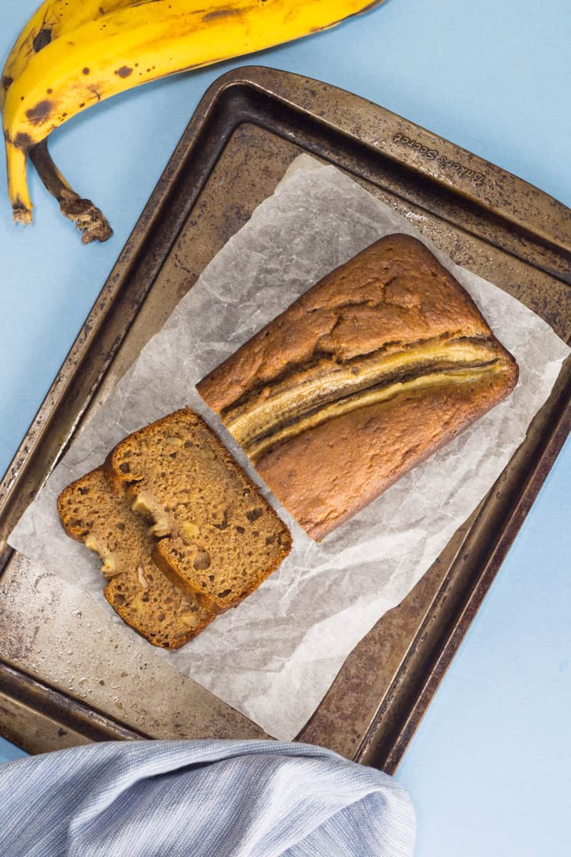 Zuckerfreies Bananenbrot für Babys, auf einem Backblech, aufgeschnitten