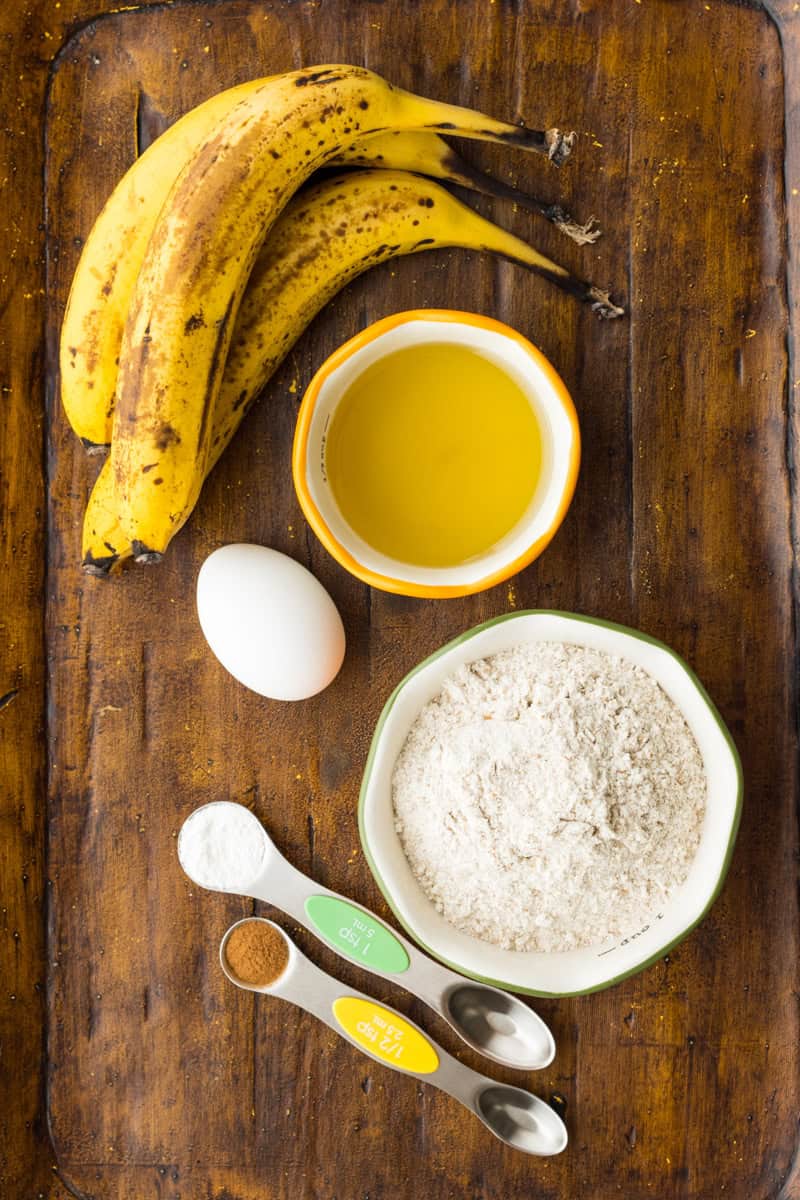 Alle Zutaten für ein zuckerfreies Bananenbrot für Babys, verteilt auf einem Tablett