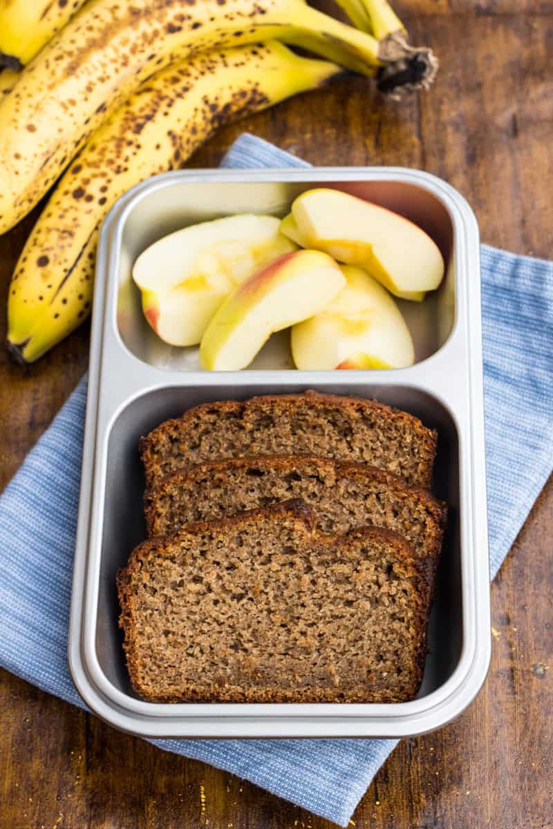 Gesundes Bananenbrot ohne Zucker, in einer Brotdose, mit Apfelstücken