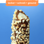 Bananeneis am Stiel mit gesunder Schokocreme beschmiert und mit gehackten Nüssen bestreut